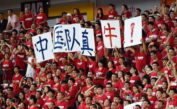 今日焦点战预告16:45 澳超赛场 悉尼FC VS 惠灵顿凤凰 惠灵顿凤凰强势出击能否在客场全身而退？01:30 意甲赛事 那不勒斯 VS 蒙扎 那不勒斯欲在主场迎来反弹重返欧战区!02:45 葡超赛场 本菲卡 VS 法马利卡奥 本菲卡对榜首之位虎视眈眈，法马利卡奥客场之旅恐难以全身而退？03:45 意甲赛事 热那亚 VS 国际米兰 国米已连续多场赛事保持不败，火“热”势头欲继续延续？ 事件那不勒斯后卫纳坦肩膀脱臼，马扎里：队医说他将缺席一个半月那不勒斯主帅马扎里称，后卫纳坦因肩膀脱臼将缺席一个半月时间。